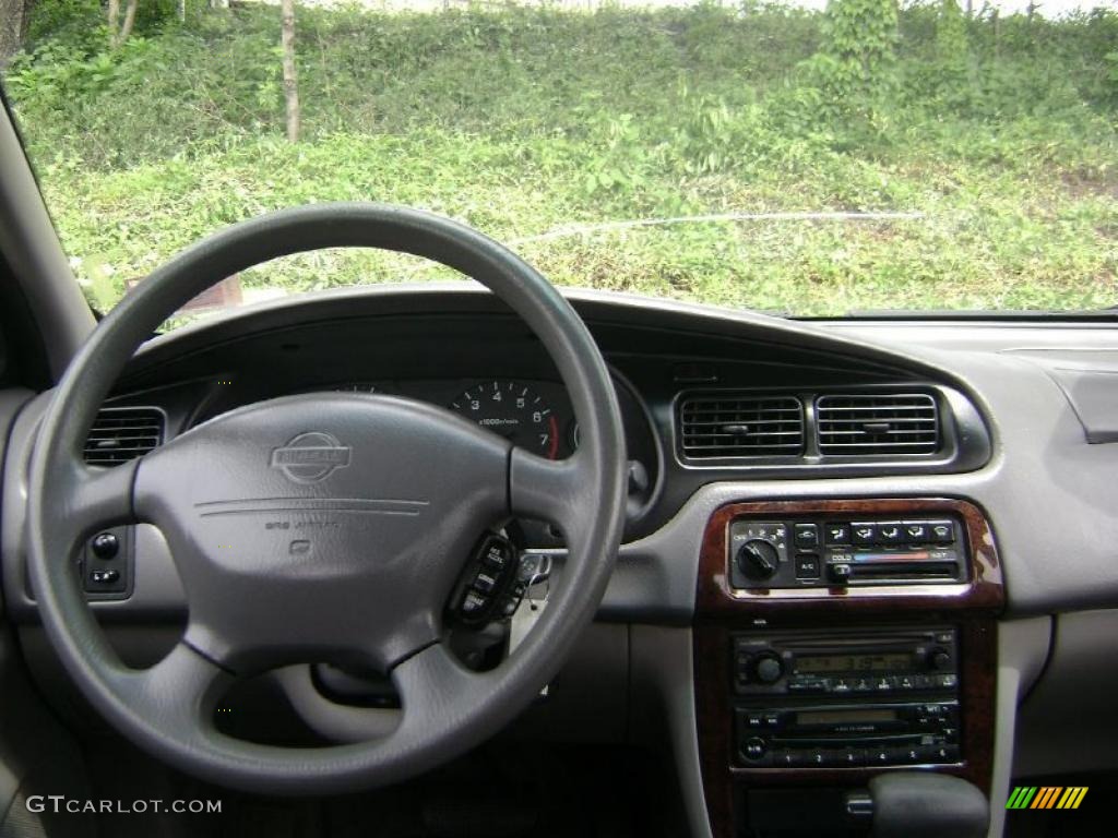 2001 Altima GXE - Super Black / Charcoal photo #9