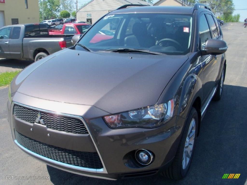 Quartz Brown Metallic Mitsubishi Outlander