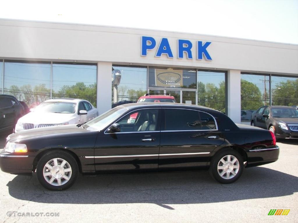 2008 Town Car Executive L - Black / Black photo #19