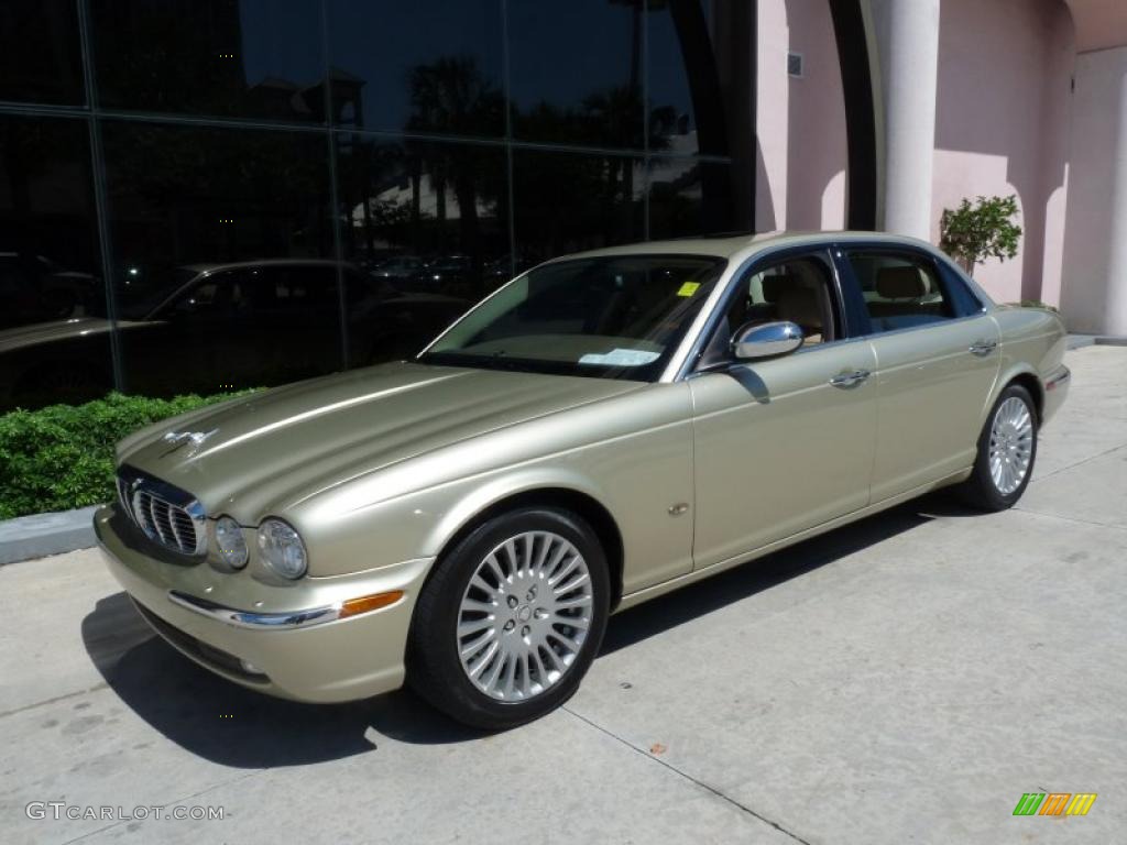 2006 XJ Vanden Plas - Winter Gold Metallic / Barley photo #1