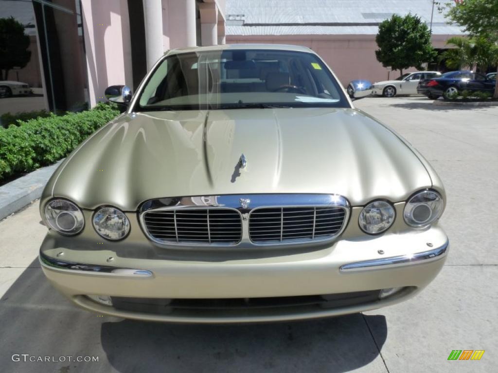 2006 XJ Vanden Plas - Winter Gold Metallic / Barley photo #2