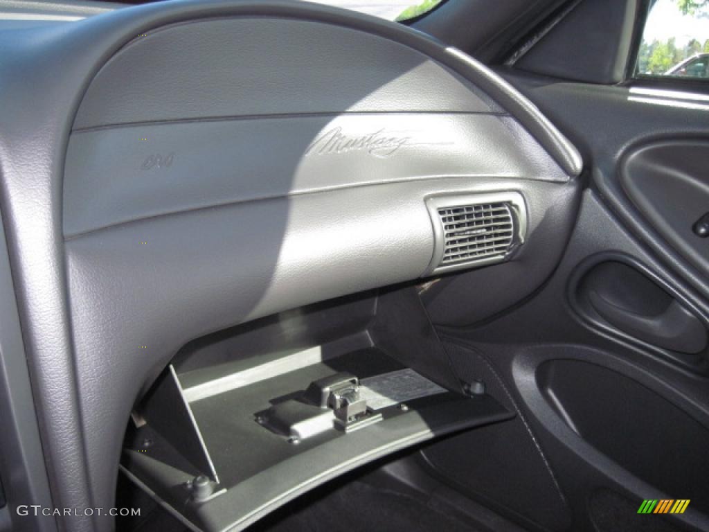 2001 Mustang V6 Coupe - Laser Red Metallic / Dark Charcoal photo #21