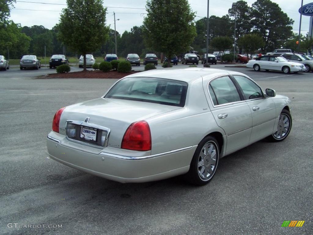 2004 Town Car Ultimate - Ceramic White Tri-Coat / Medium Dark Parchment/Light Parchment photo #5