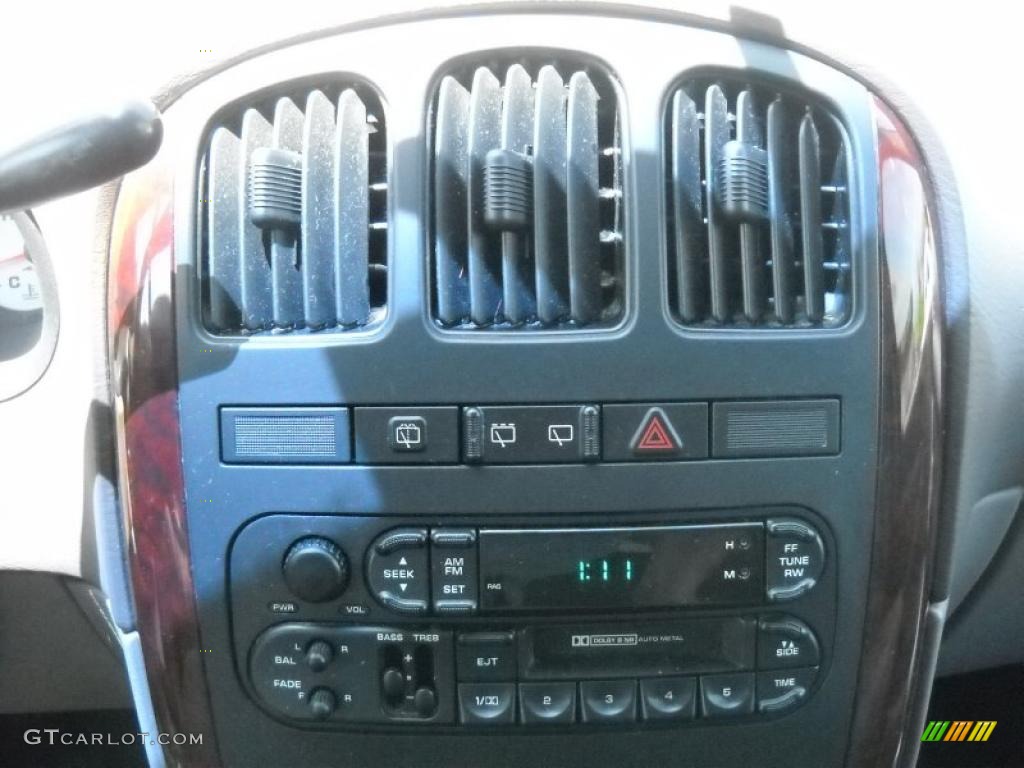 2002 Town & Country eL - Inferno Red Tinted Pearlcoat / Taupe photo #17