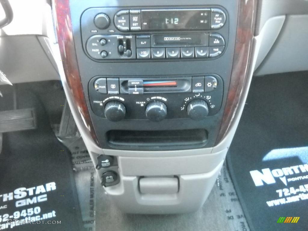 2002 Town & Country eL - Inferno Red Tinted Pearlcoat / Taupe photo #18