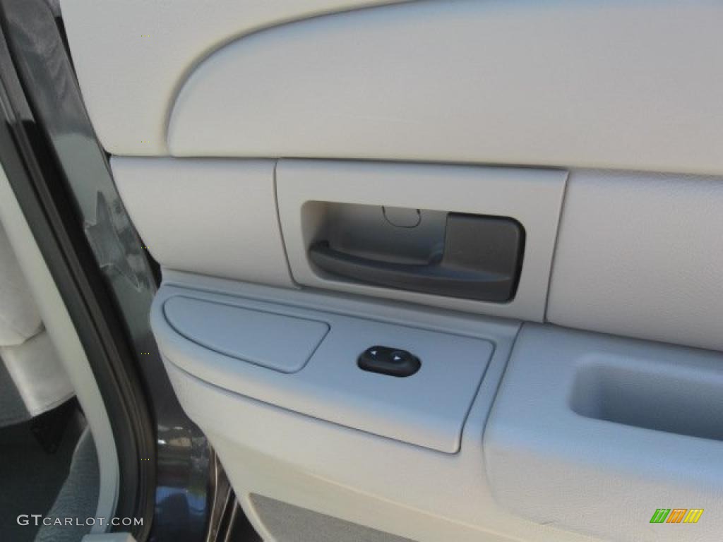 2004 Crown Victoria LX - Midnight Grey Metallic / Light Flint photo #16