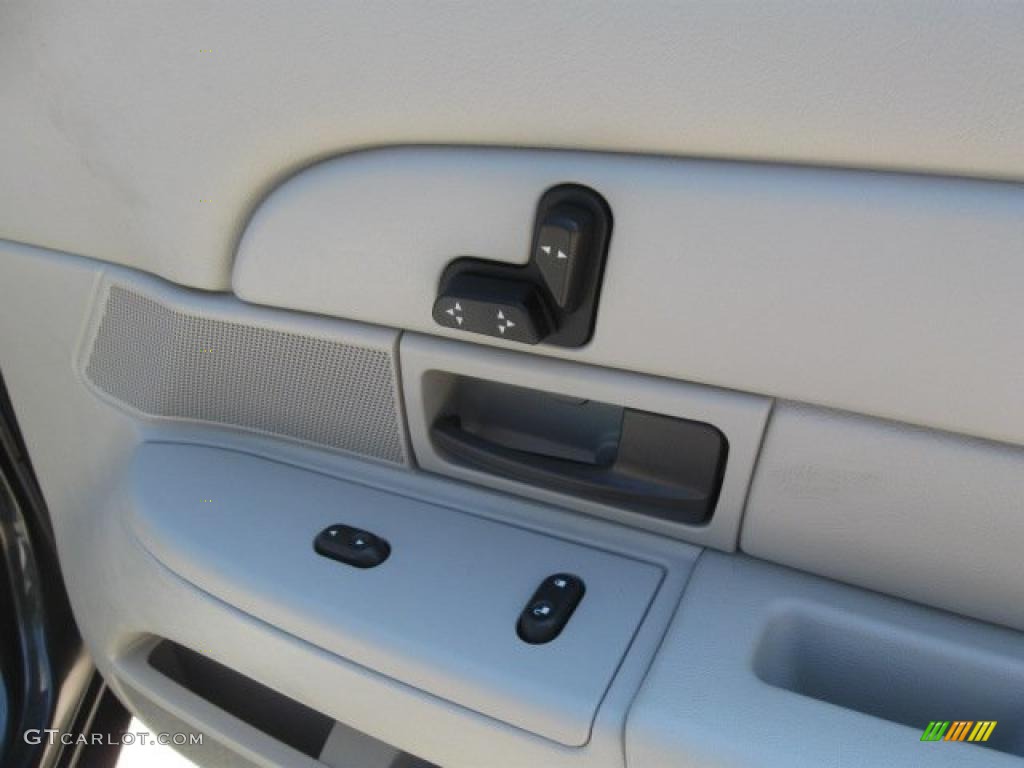 2004 Crown Victoria LX - Midnight Grey Metallic / Light Flint photo #21