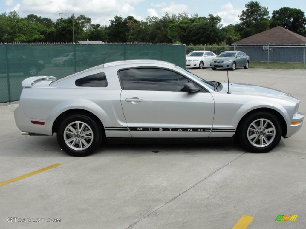 2005 Mustang V6 Premium Coupe - Satin Silver Metallic / Light Graphite photo #2