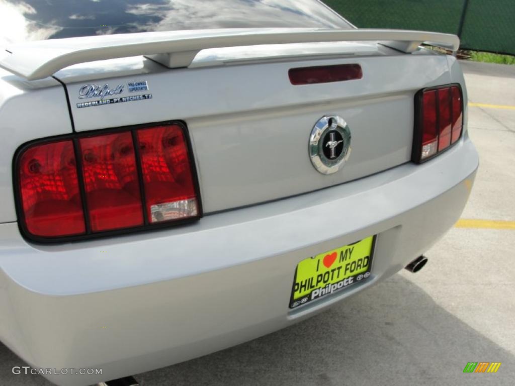 2005 Mustang V6 Premium Coupe - Satin Silver Metallic / Light Graphite photo #23