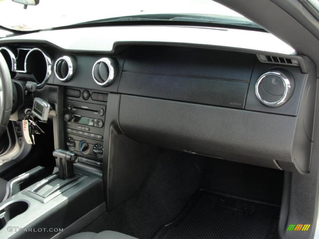 2005 Mustang V6 Premium Coupe - Satin Silver Metallic / Light Graphite photo #28