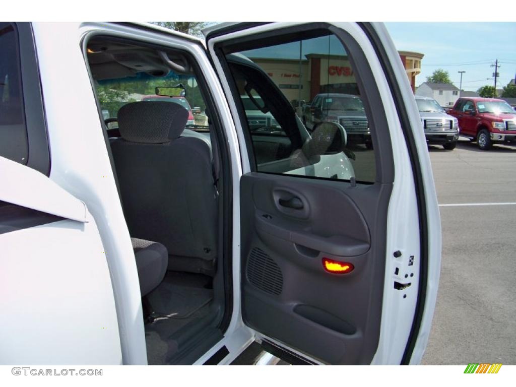 2002 F150 XLT SuperCrew 4x4 - Oxford White / Dark Graphite photo #16
