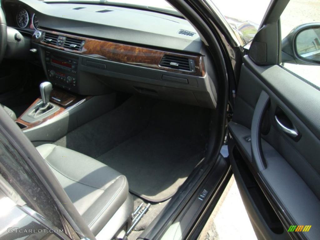 2006 3 Series 330xi Sedan - Jet Black / Black photo #19