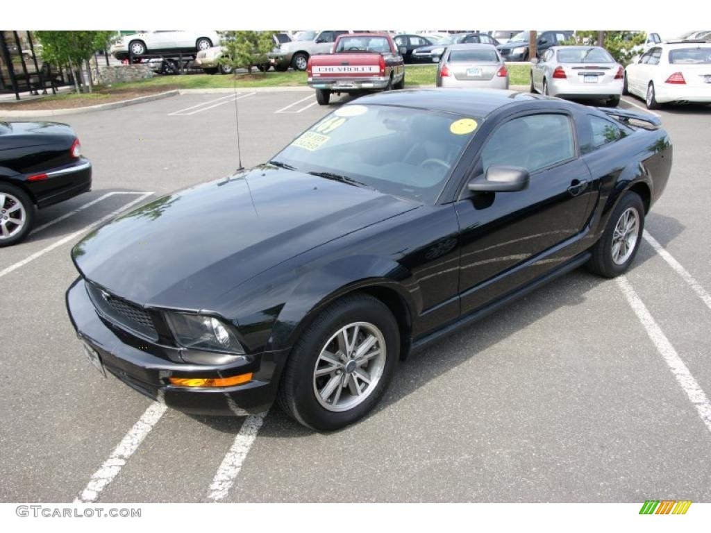 2005 Mustang V6 Deluxe Coupe - Black / Dark Charcoal photo #1