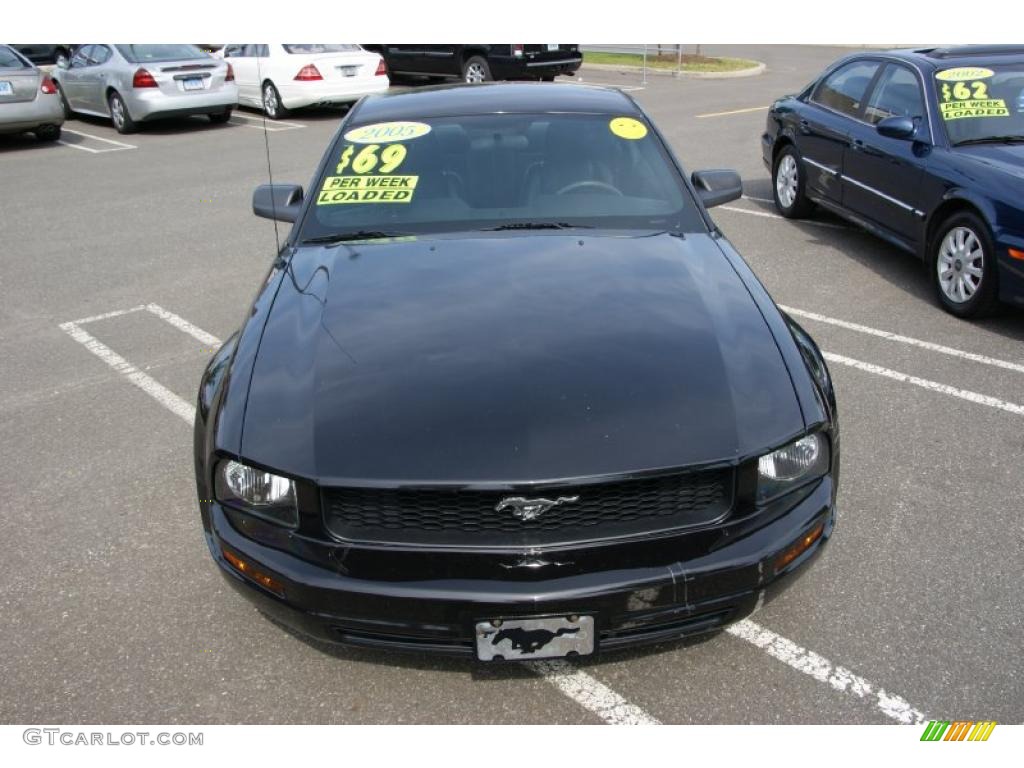 2005 Mustang V6 Deluxe Coupe - Black / Dark Charcoal photo #2