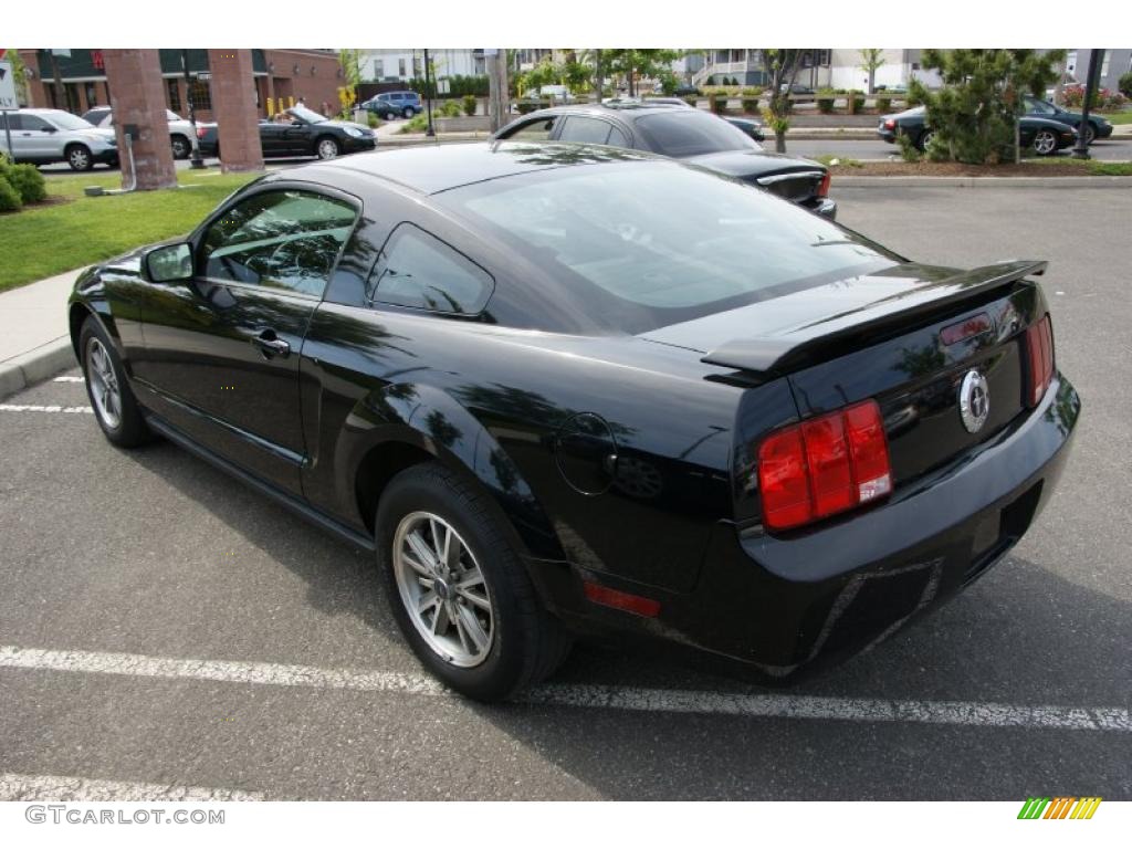 2005 Mustang V6 Deluxe Coupe - Black / Dark Charcoal photo #6
