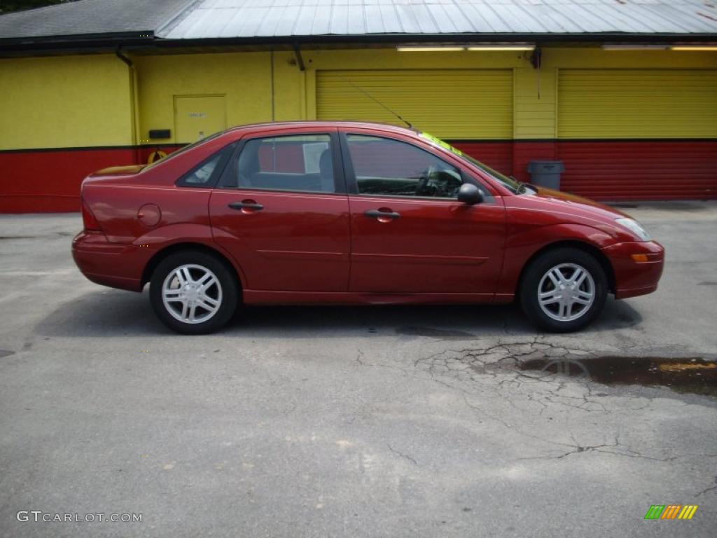 2004 Focus SE Sedan - Sangria Red Metallic / Medium Graphite photo #2