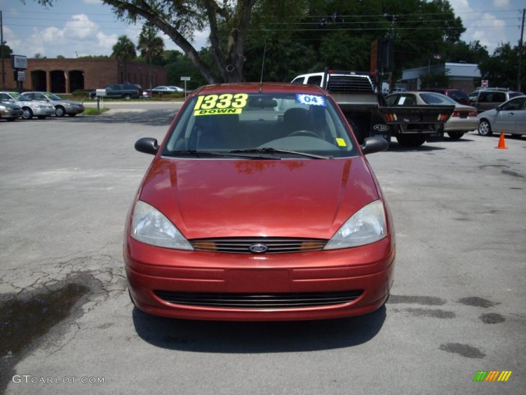 2004 Focus SE Sedan - Sangria Red Metallic / Medium Graphite photo #8