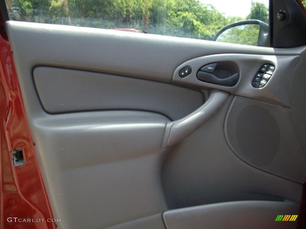 2004 Focus SE Sedan - Sangria Red Metallic / Medium Graphite photo #9