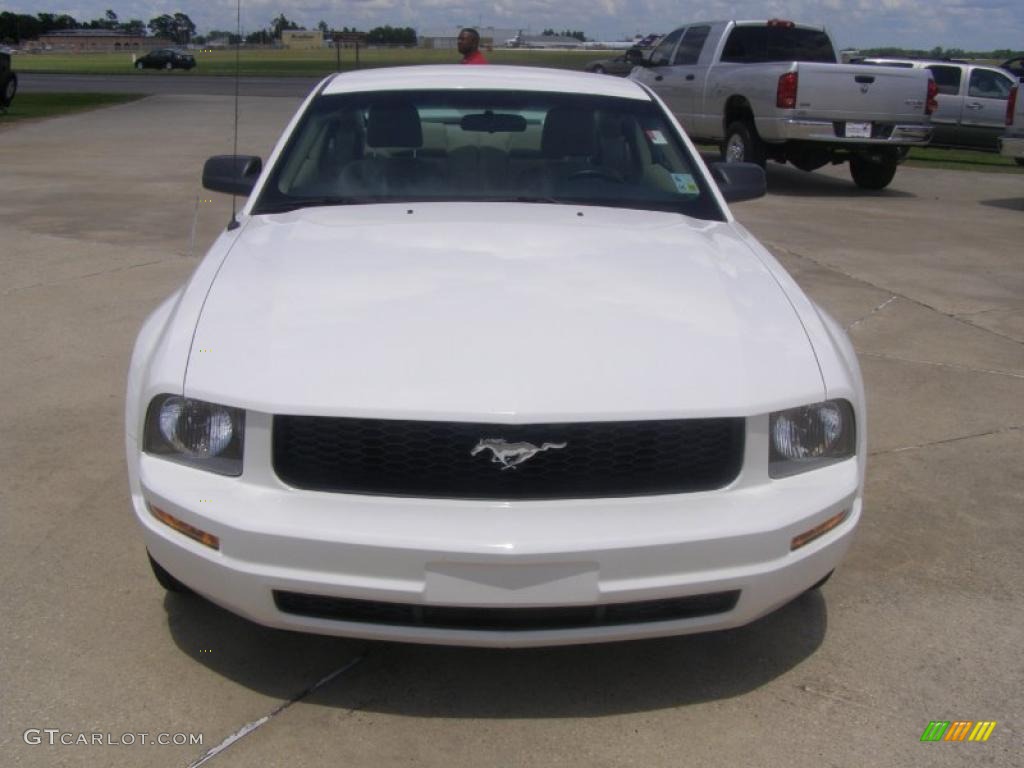 2005 Mustang V6 Deluxe Coupe - Performance White / Medium Parchment photo #8