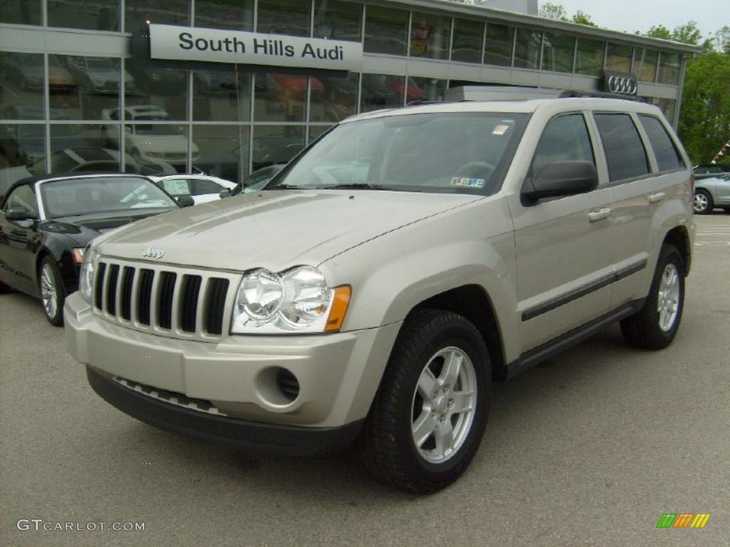 2007 Grand Cherokee Laredo 4x4 - Light Graystone Pearl / Khaki photo #1