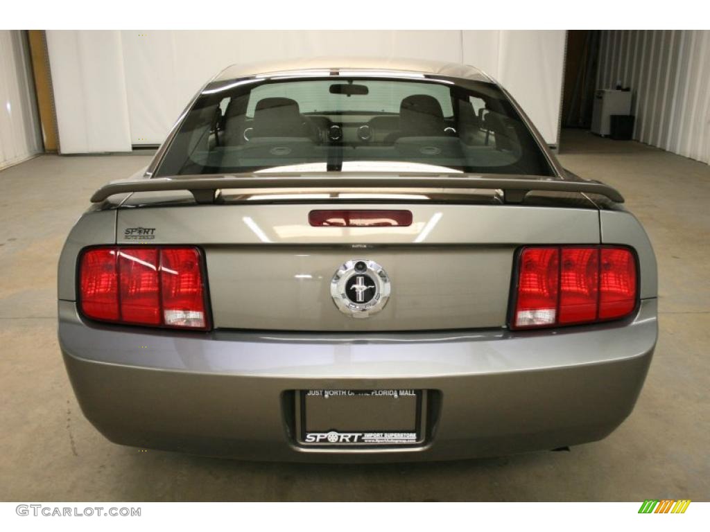 2005 Mustang V6 Premium Coupe - Mineral Grey Metallic / Dark Charcoal photo #6