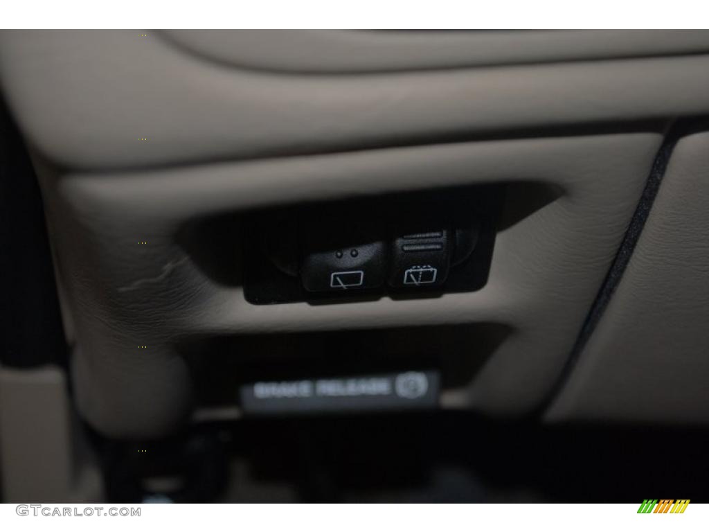 2002 Taurus SE Wagon - Arizona Beige Metallic / Medium Parchment photo #33