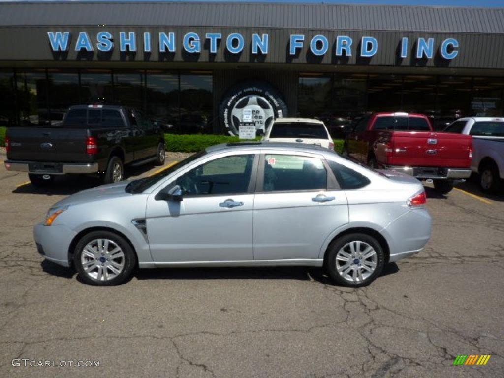 2008 Focus SE Sedan - Silver Frost Metallic / Charcoal Black photo #1