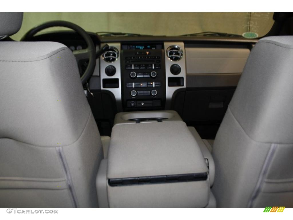2010 F150 XLT SuperCrew 4x4 - Dark Blue Pearl Metallic / Medium Stone photo #30