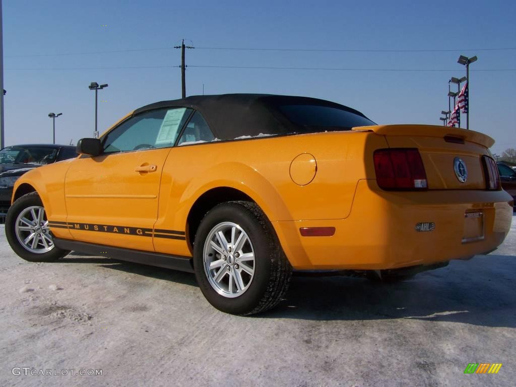 2007 Mustang V6 Deluxe Convertible - Grabber Orange / Dark Charcoal photo #5