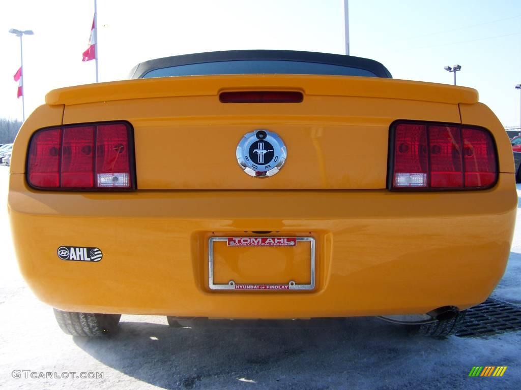 2007 Mustang V6 Deluxe Convertible - Grabber Orange / Dark Charcoal photo #6