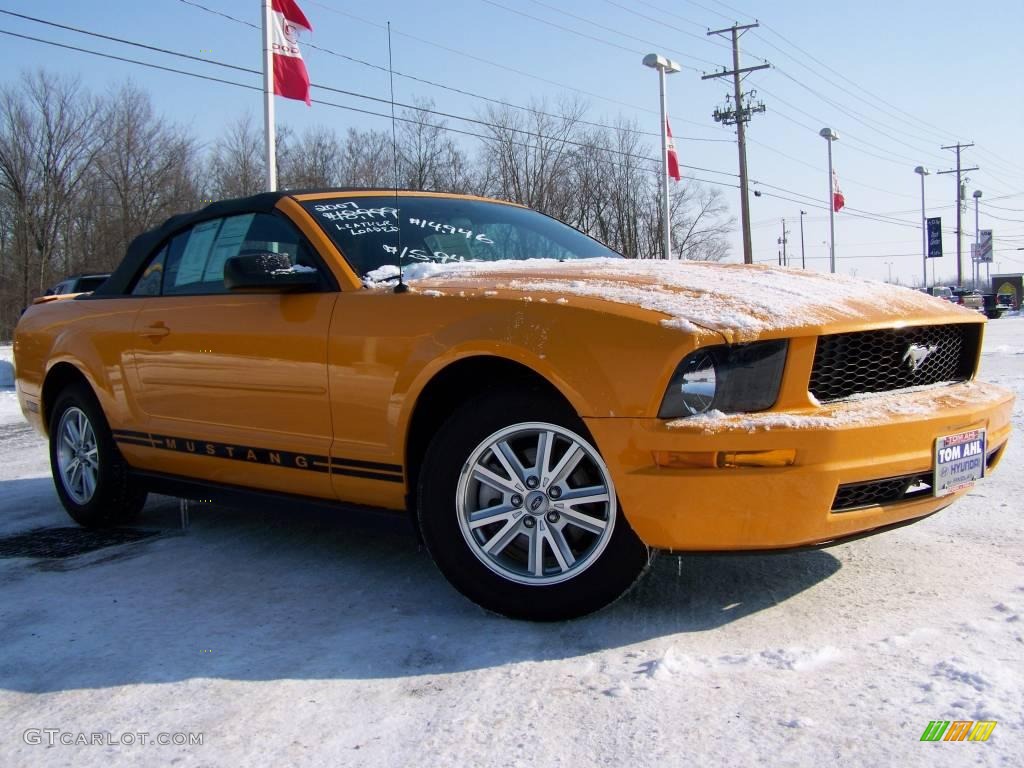 2007 Mustang V6 Deluxe Convertible - Grabber Orange / Dark Charcoal photo #8
