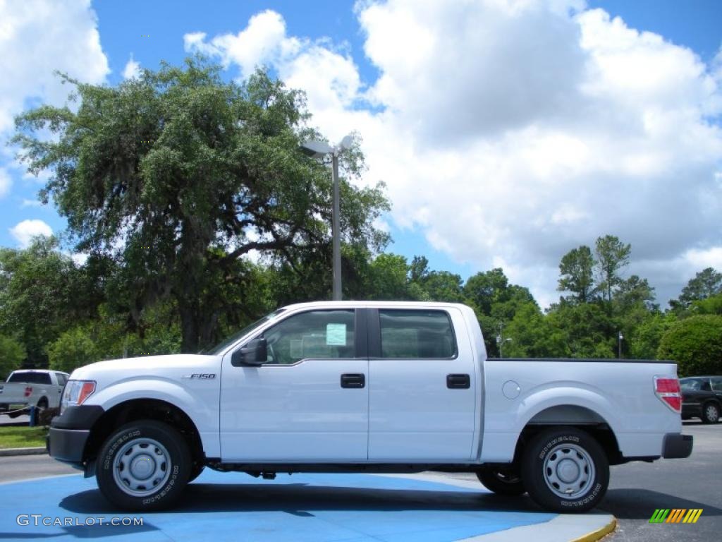 2010 F150 XLT SuperCrew - Oxford White / Medium Stone photo #2