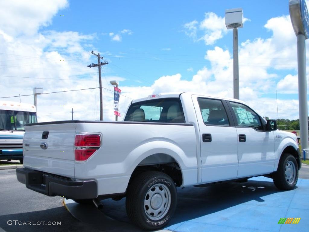 2010 F150 XLT SuperCrew - Oxford White / Medium Stone photo #3