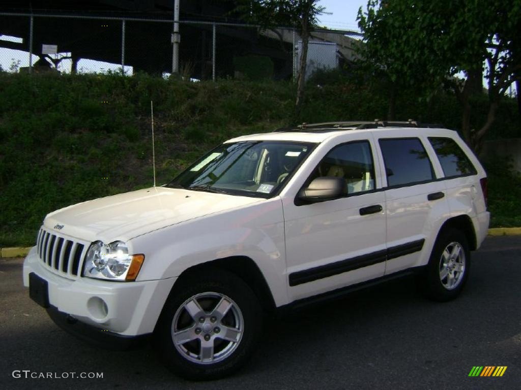 2005 Grand Cherokee Laredo 4x4 - Stone White / Khaki photo #1