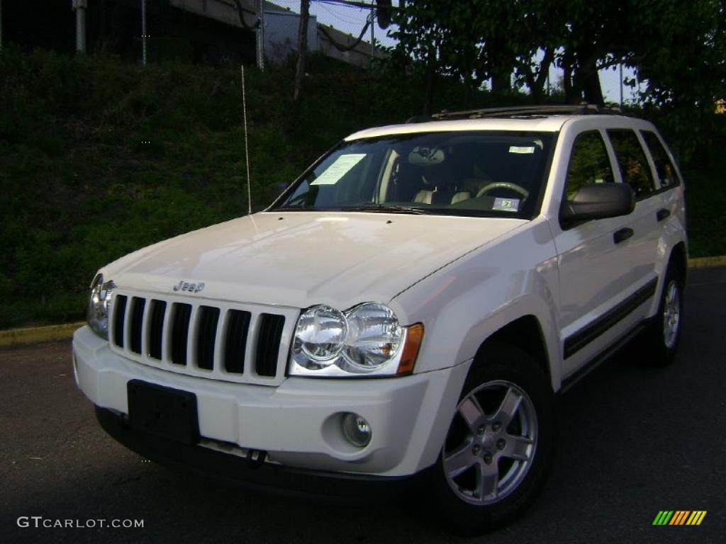 2005 Grand Cherokee Laredo 4x4 - Stone White / Khaki photo #2