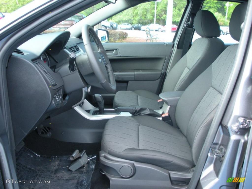 2010 Focus SE Sedan - Sterling Grey Metallic / Charcoal Black photo #5