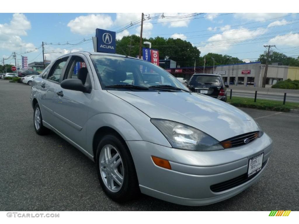 2003 Focus SE Sedan - CD Silver Metallic / Medium Graphite photo #1