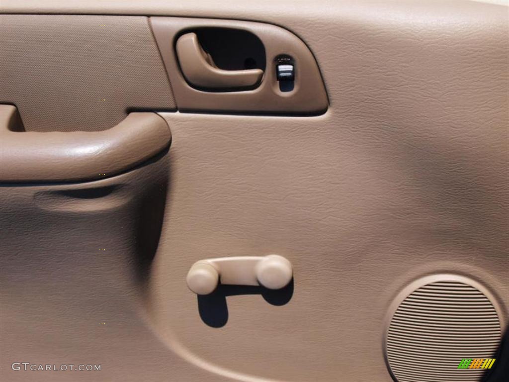 2003 Voyager LX - Midnight Blue Pearl / Sandstone photo #15
