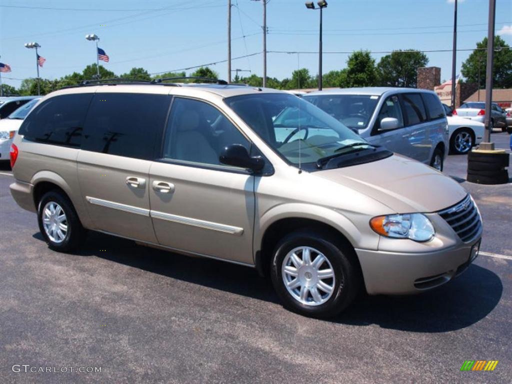 2007 Town & Country Touring - Linen Gold Metallic / Dark Khaki/Light Graystone photo #2