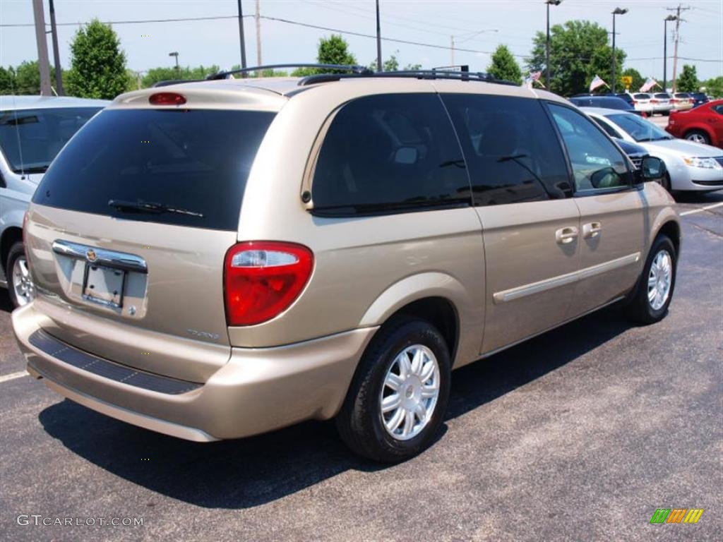2007 Town & Country Touring - Linen Gold Metallic / Dark Khaki/Light Graystone photo #3