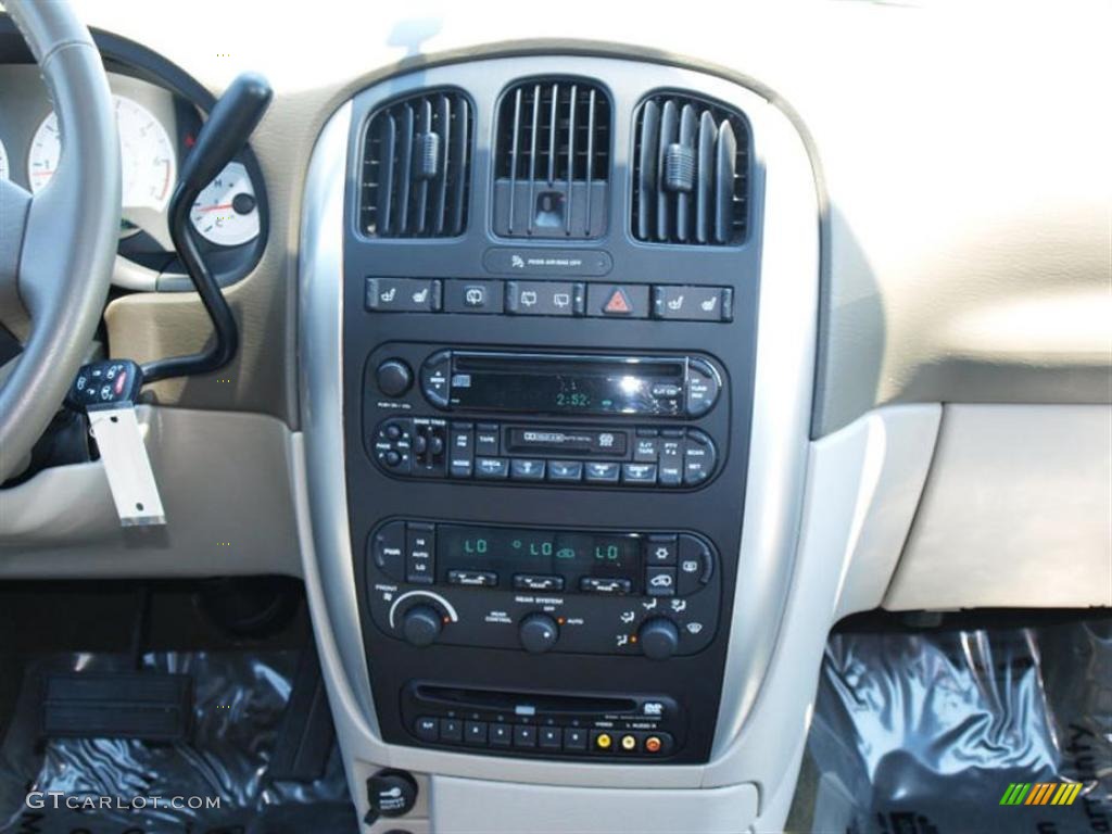 2007 Town & Country Touring - Linen Gold Metallic / Dark Khaki/Light Graystone photo #12
