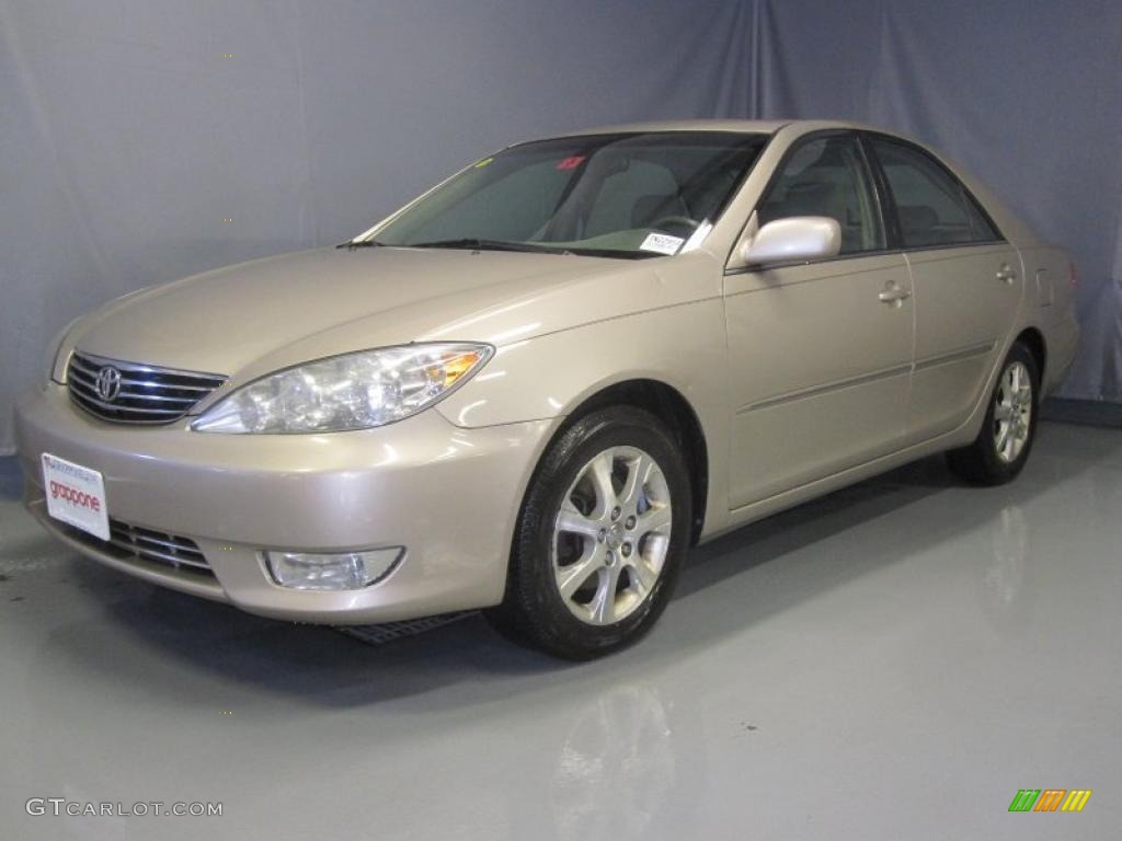 2005 Camry XLE V6 - Desert Sand Mica / Taupe photo #1