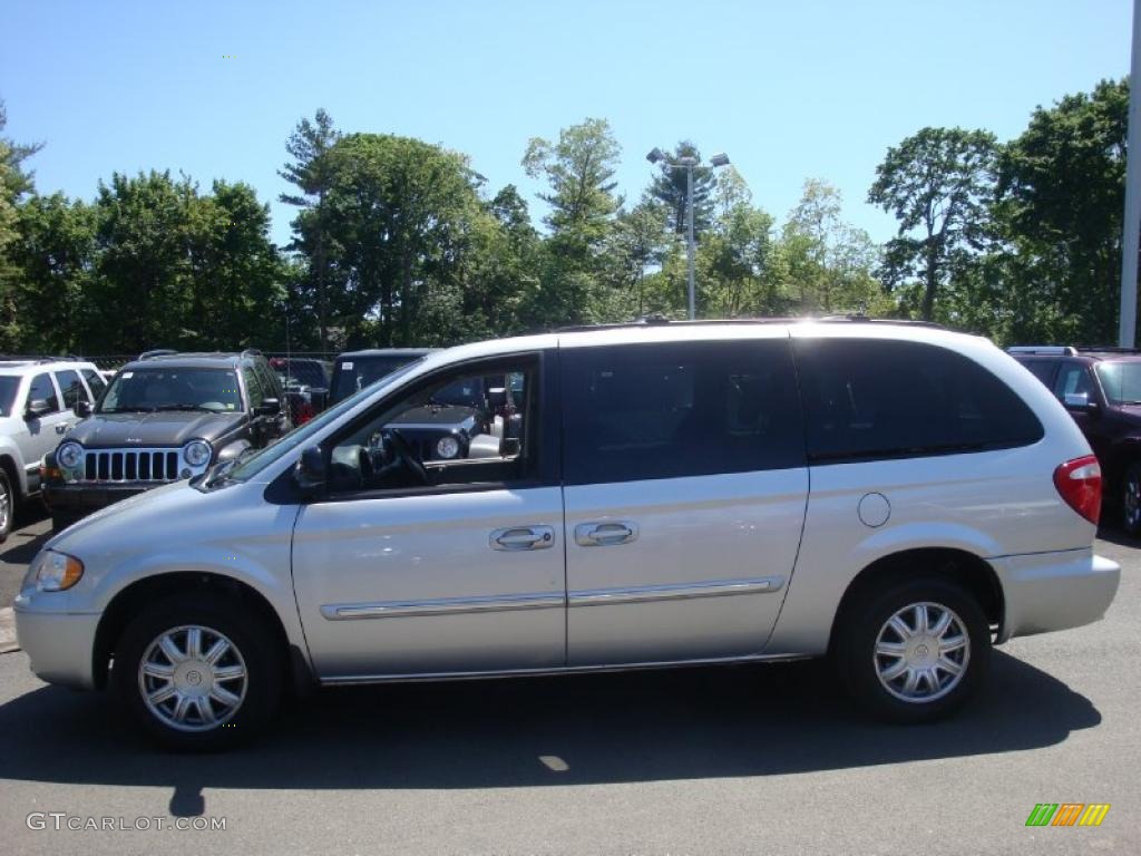 2007 Town & Country Touring - Bright Silver Metallic / Medium Slate Gray photo #3