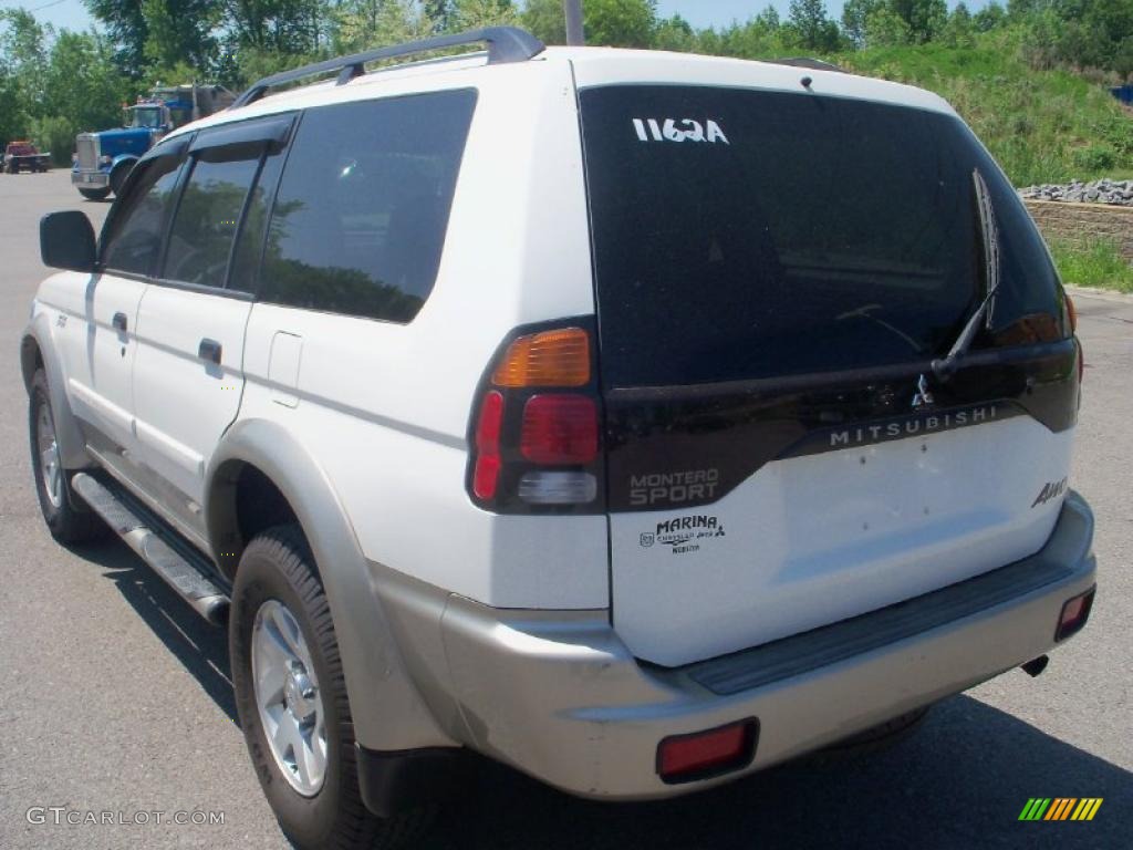 2003 Montero Sport XLS 4x4 - Summit White / Tan photo #8