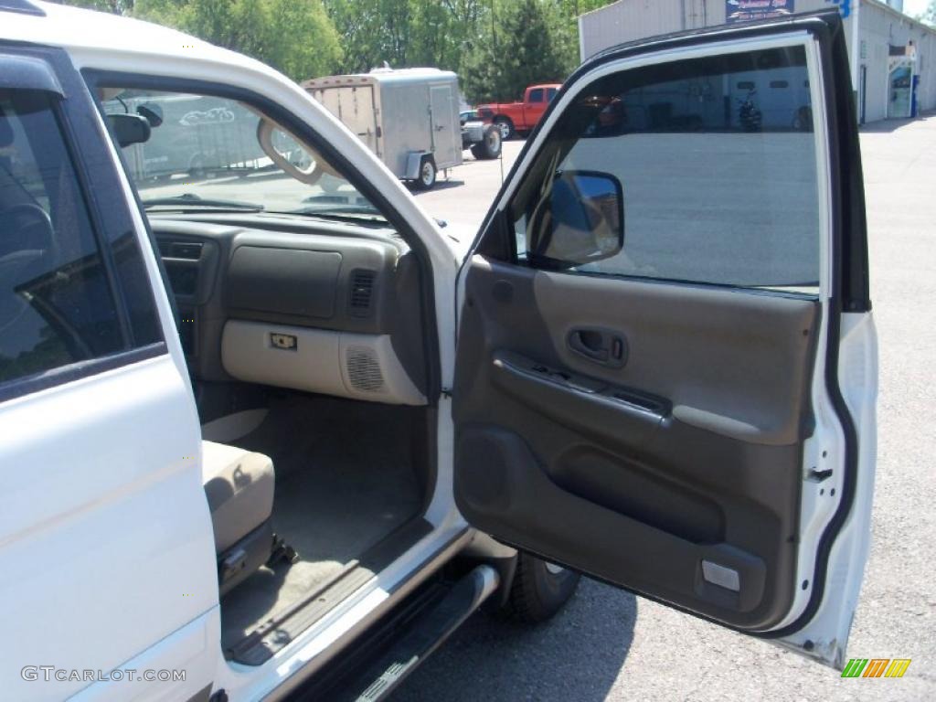2003 Montero Sport XLS 4x4 - Summit White / Tan photo #21