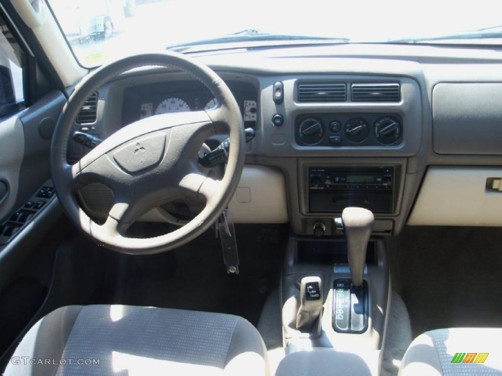 2003 Montero Sport XLS 4x4 - Summit White / Tan photo #23