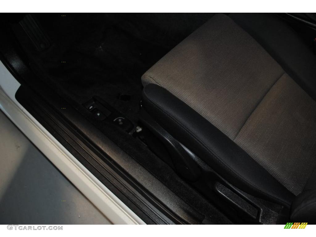 2005 Legacy 2.5i Sedan - Satin White Pearl / Charcoal Tweed Cloth photo #24