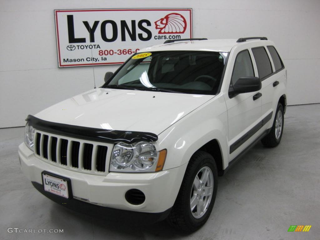 2005 Grand Cherokee Laredo 4x4 - Stone White / Medium Slate Gray photo #1