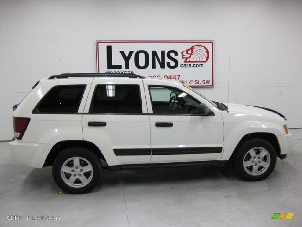 2005 Grand Cherokee Laredo 4x4 - Stone White / Medium Slate Gray photo #20