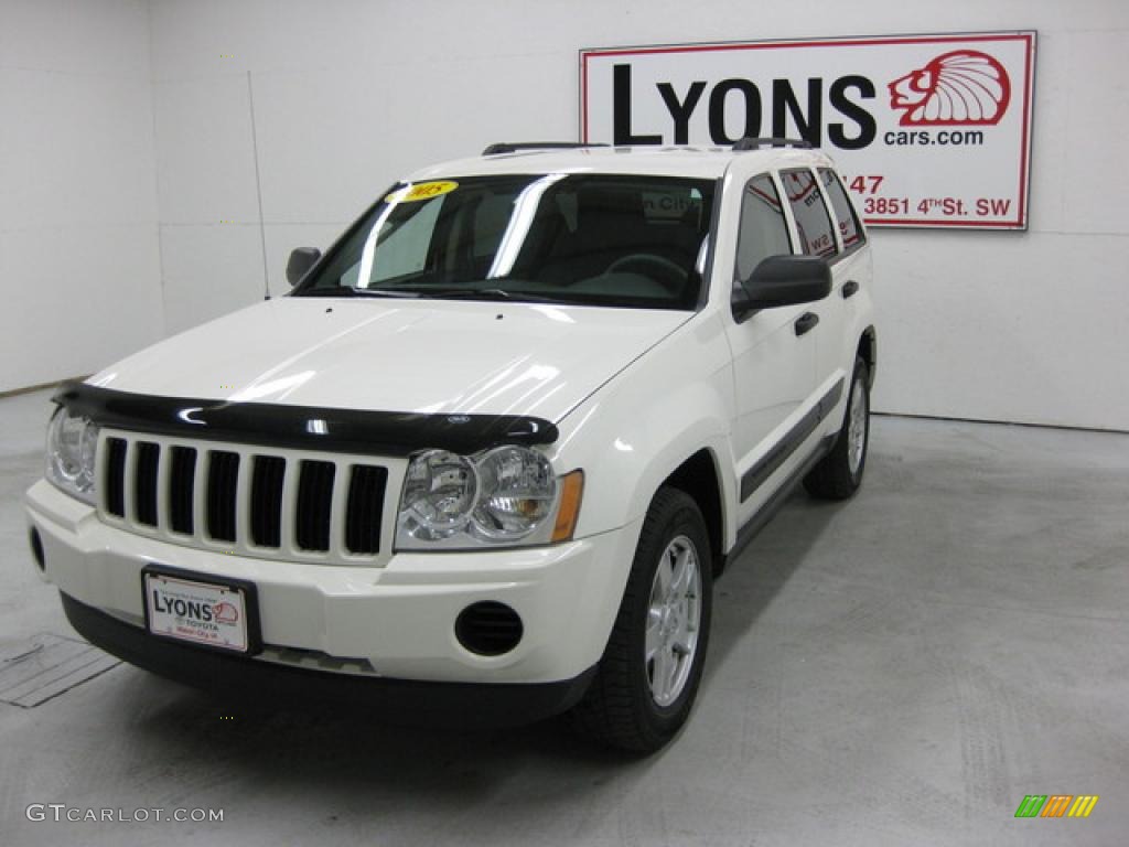 2005 Grand Cherokee Laredo 4x4 - Stone White / Medium Slate Gray photo #23